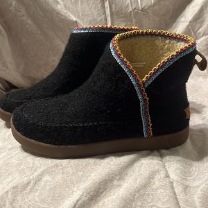 Sanuk Black. Size 7.5. Worn once. Sanuk booties.